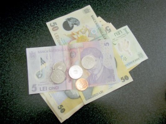 Leul continuă să se deprecieze